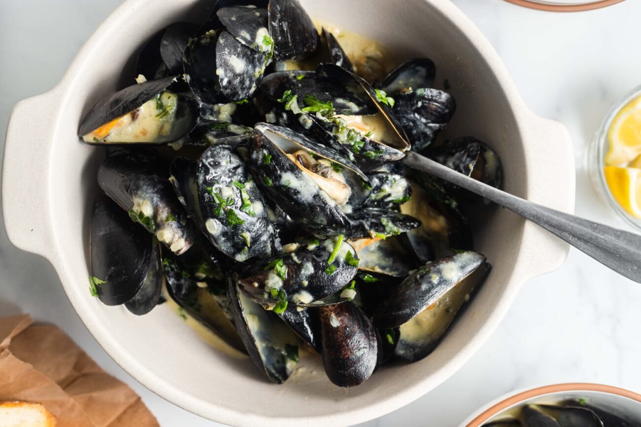 Creamy lemon garlic mussels